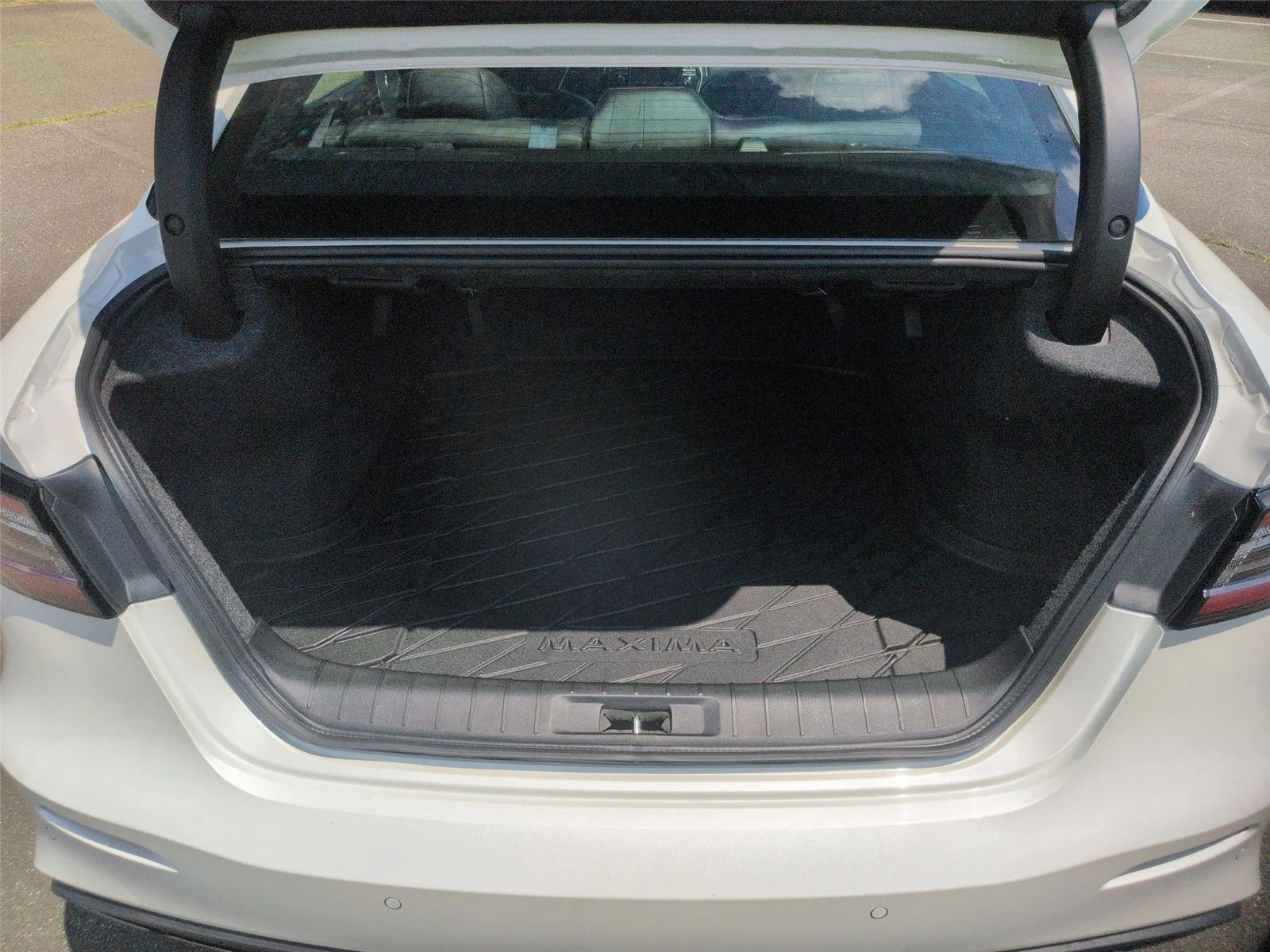 Used 2023  NISSAN SR image 36