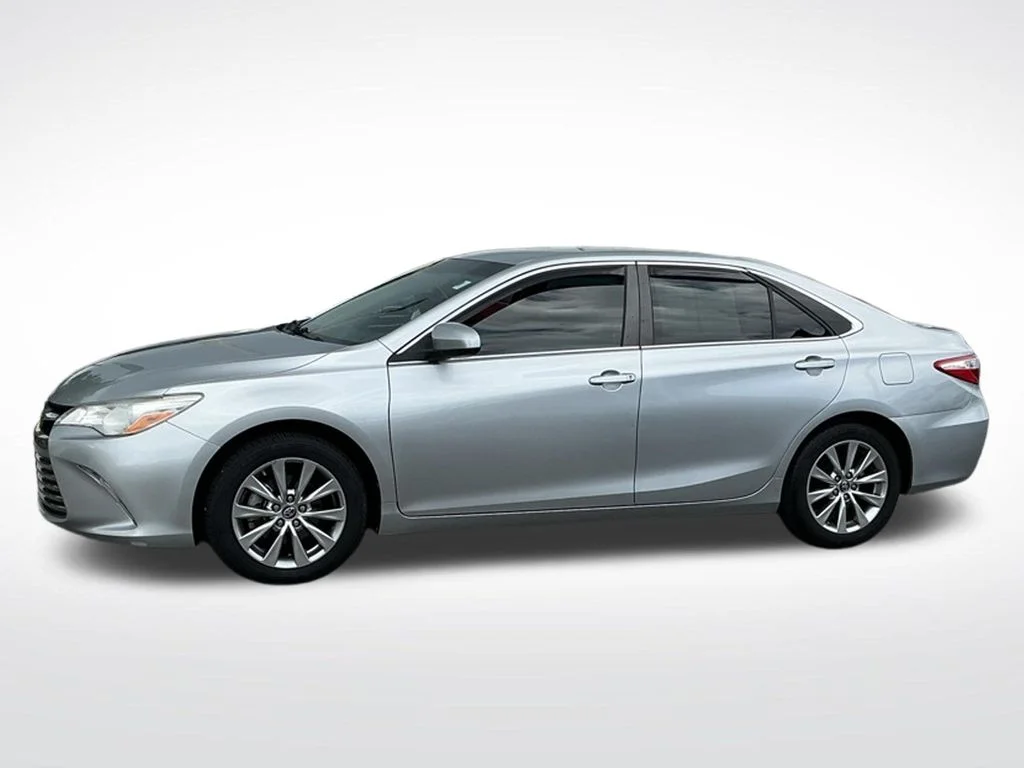 Used 2017 Silver Toyota XLE image 3