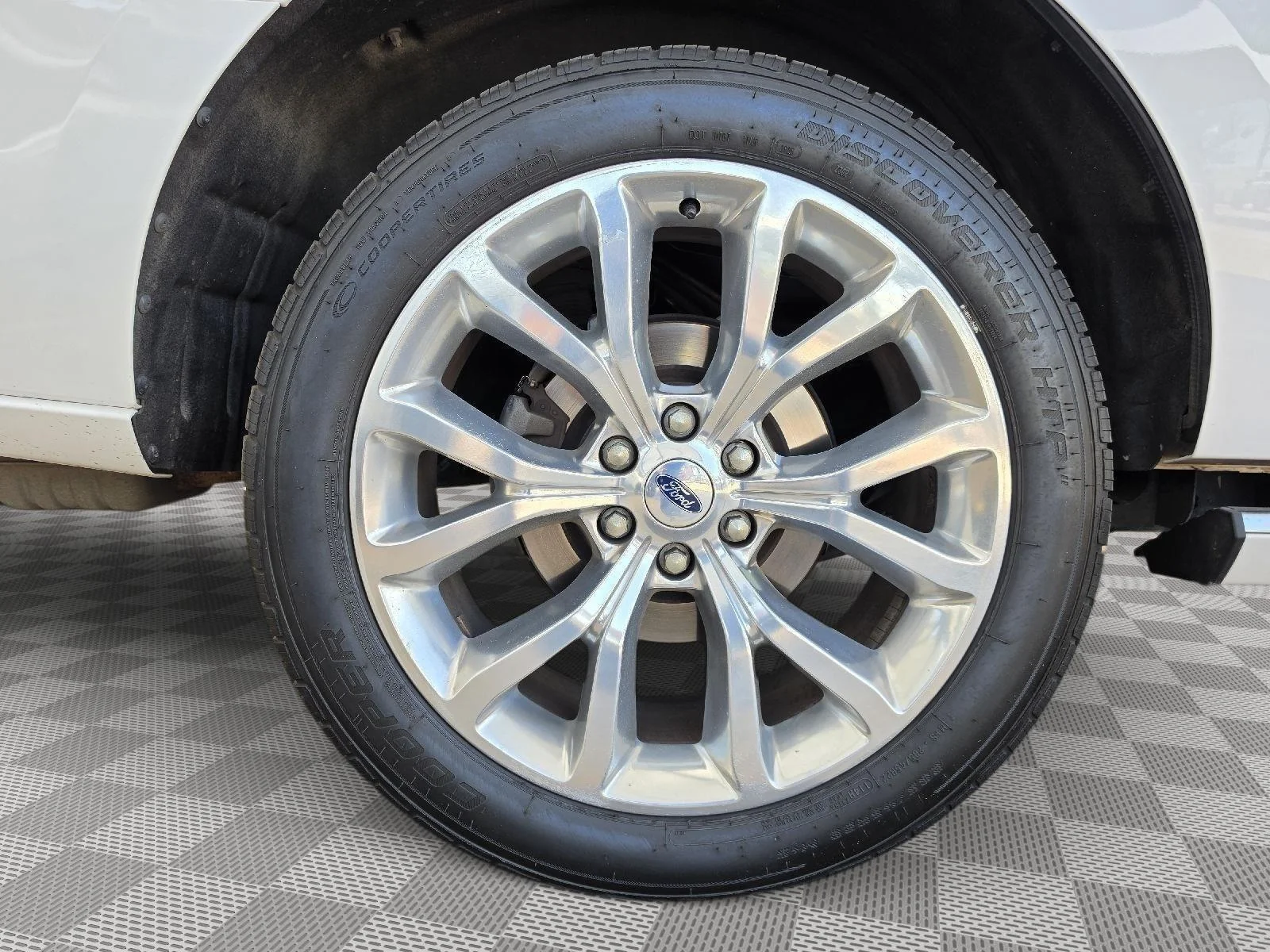 Used 2019 White Platinum Metallic Tri-Coat Ford Platinum image 37