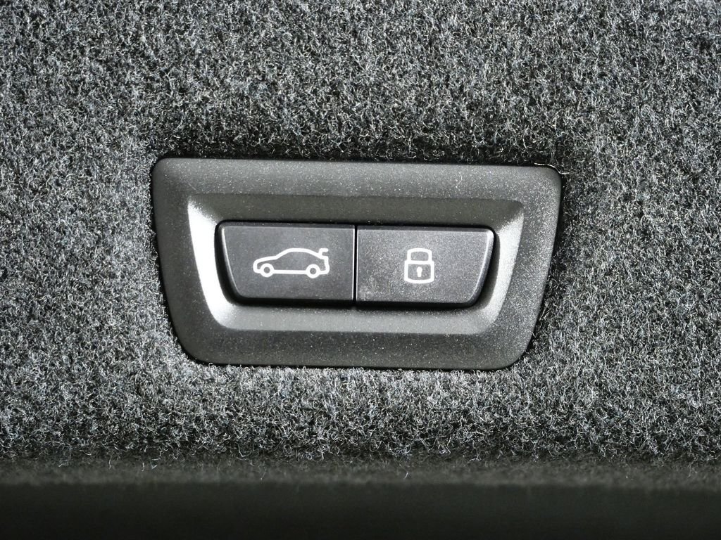 2025 BMW 7 Series 750e - Photo 29