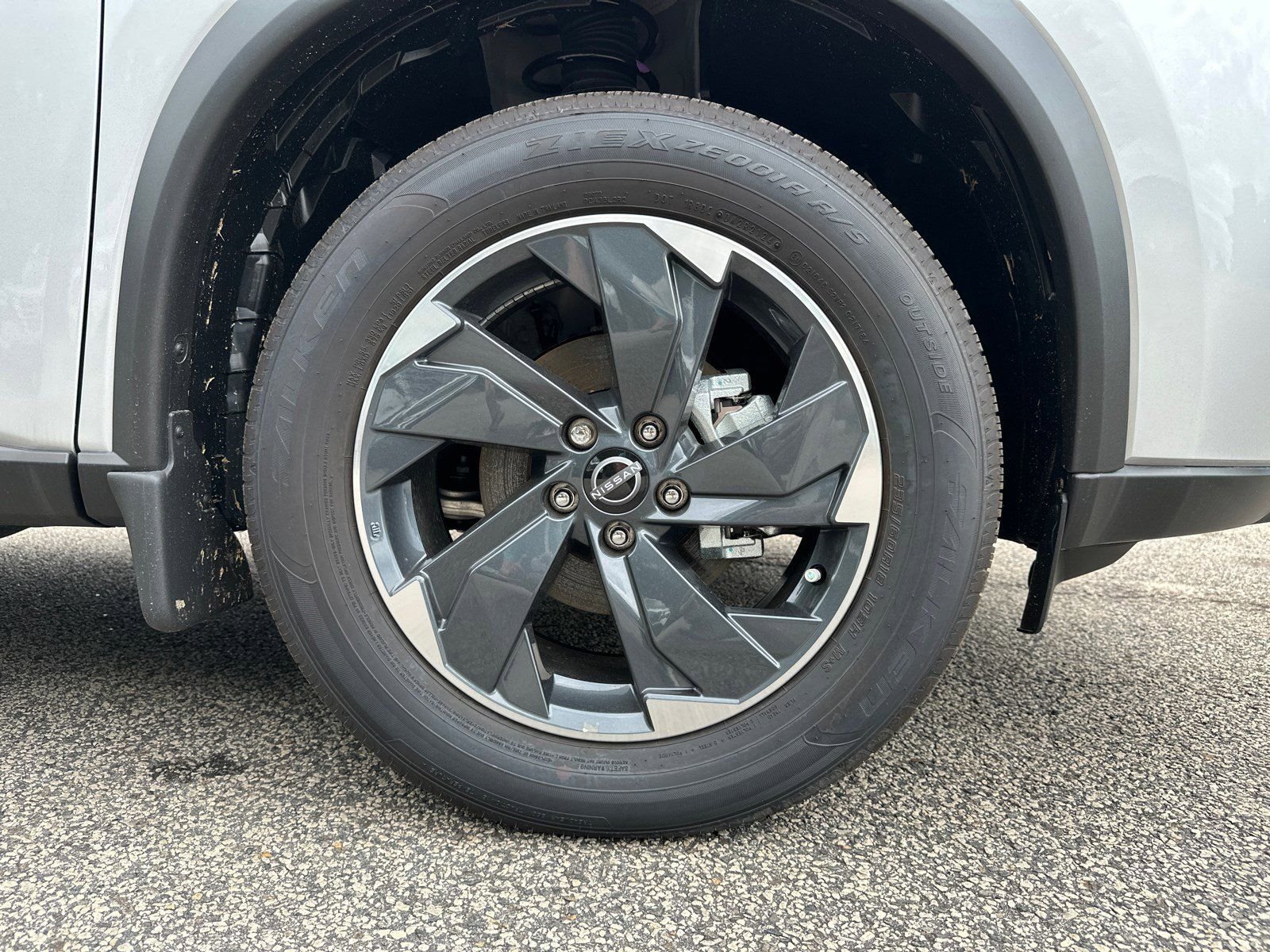 2025 Nissan Rogue SV - Photo 13