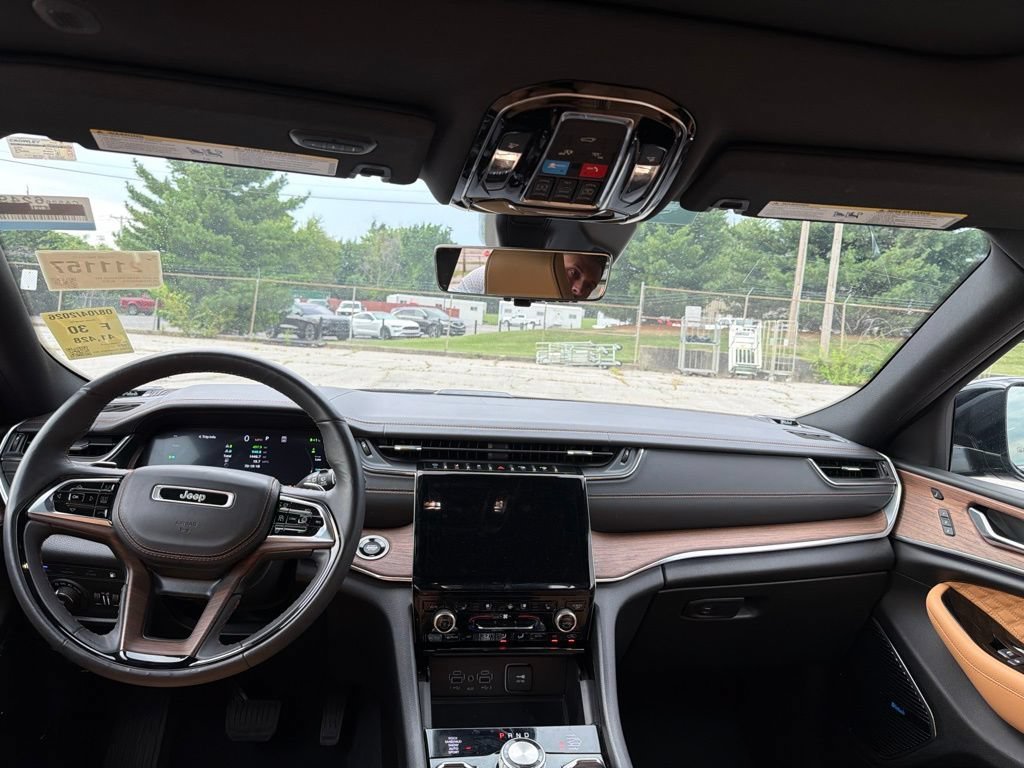 Used 2022 Diamond Black Jeep Summit image 12