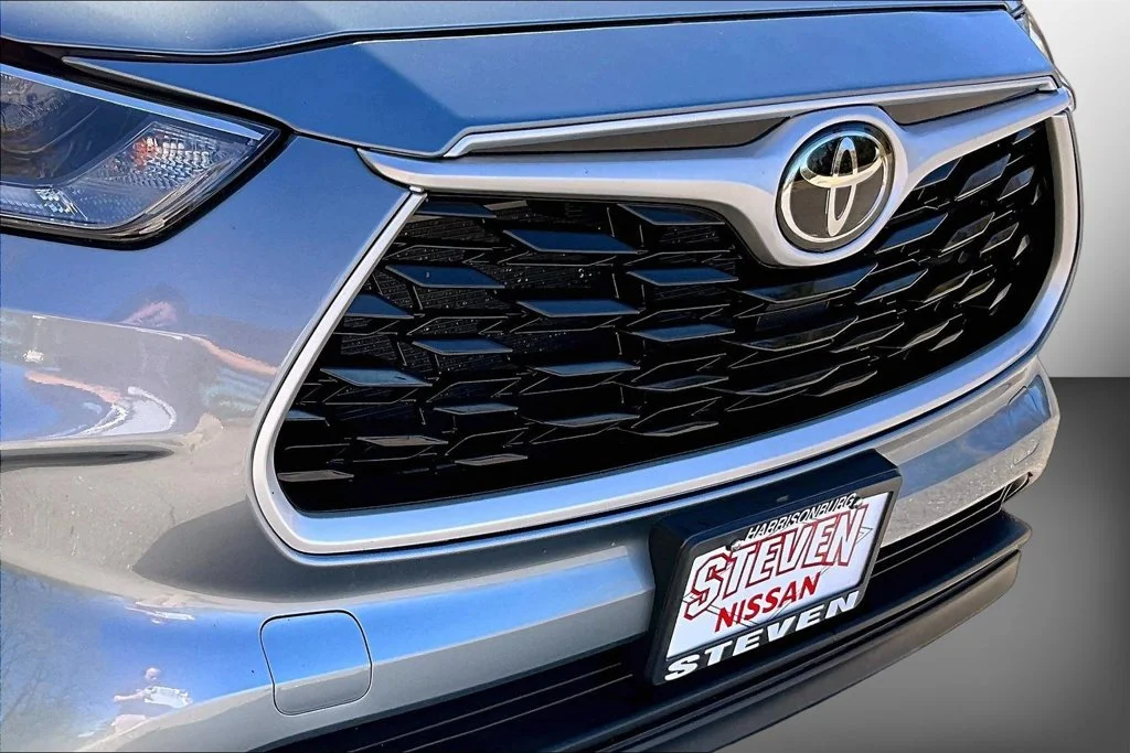 Used 2021 Silver Toyota XLE image 39