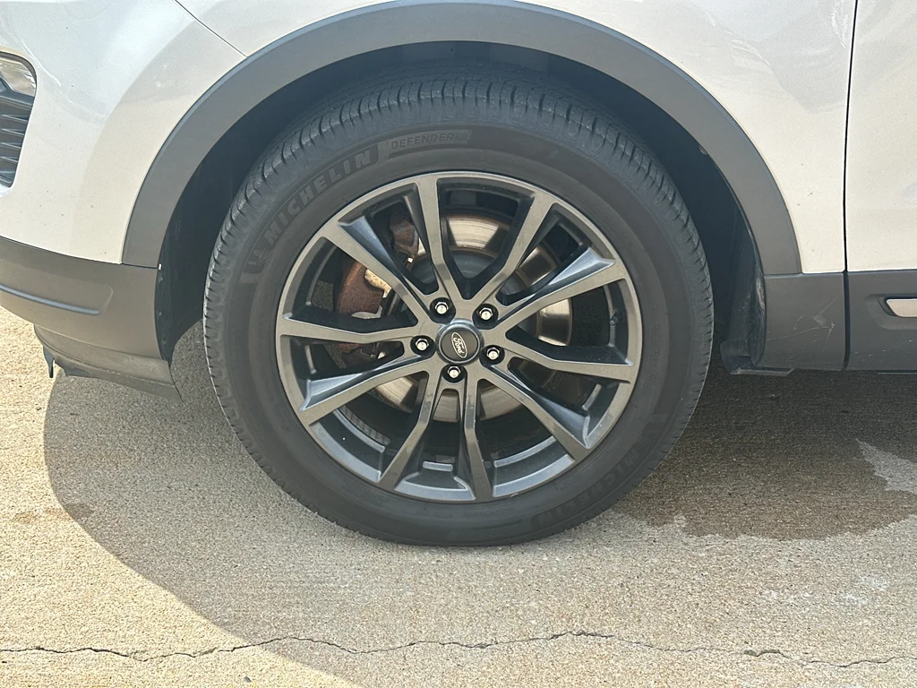 Used 2018 White Platinum Metallic Tri-Coat Ford XLT image 6