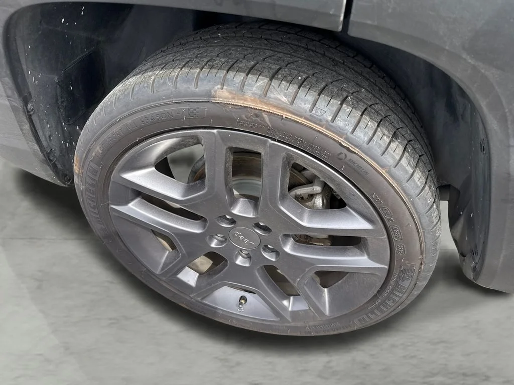 Used 2021 Gray Jeep Latitude image 6