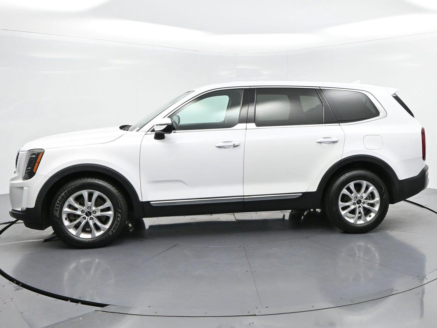 Used 2022 Glacial White Pearl Kia LX image 4