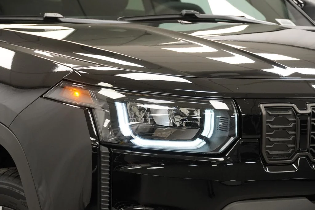 New 2026 Diamond Black Crystal Pearl-Coat Exterior Paint Jeep Limited image 5