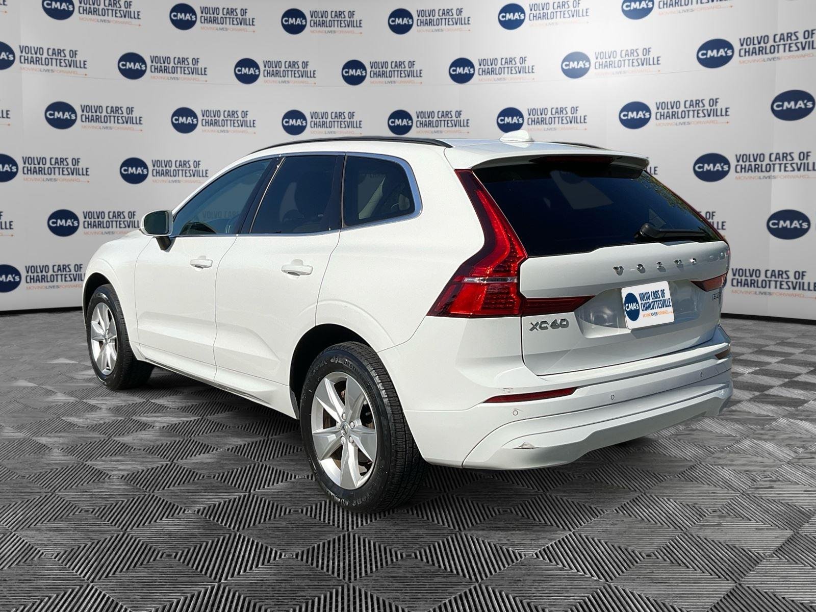 Used 2022 Crystal White Metallic Volvo Momentum image 3