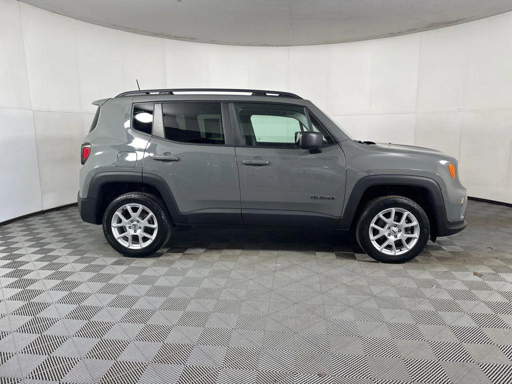 Used 2022 Sting-Gray Clearcoat Jeep Latitude image 22