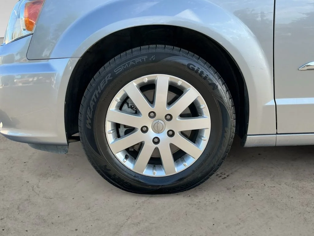 Used 2016 Silver Chrysler Touring image 9