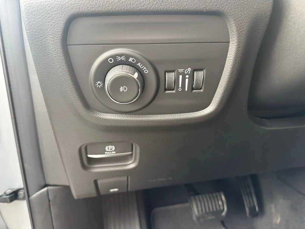 New 2025 Silver Zynith Exterior Paint Jeep Overland image 13