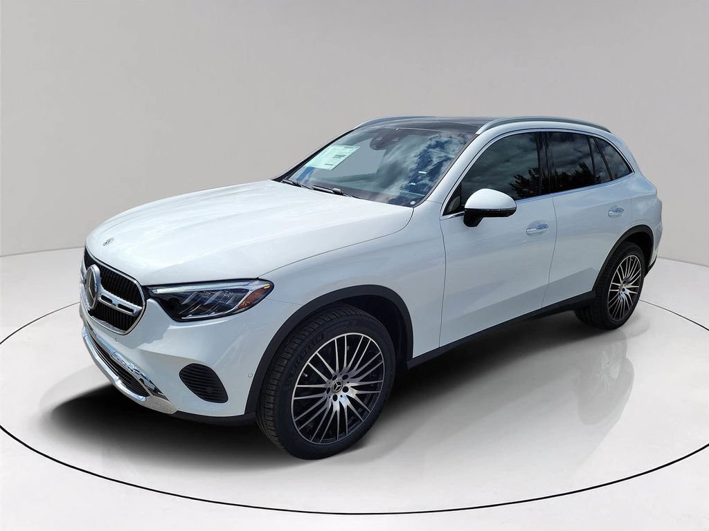 New 2026 MANUFAKTUR Moonlight White Metallic Mercedes-Benz GLC 300 image 3