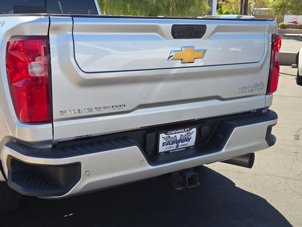 Used 2022 Silver Ice Metallic Chevrolet High Country DRW image 5