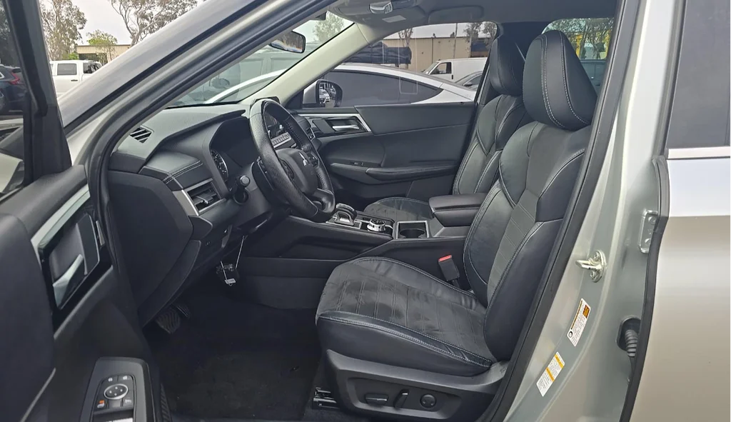Used 2022 Silver Mitsubishi SE image 6