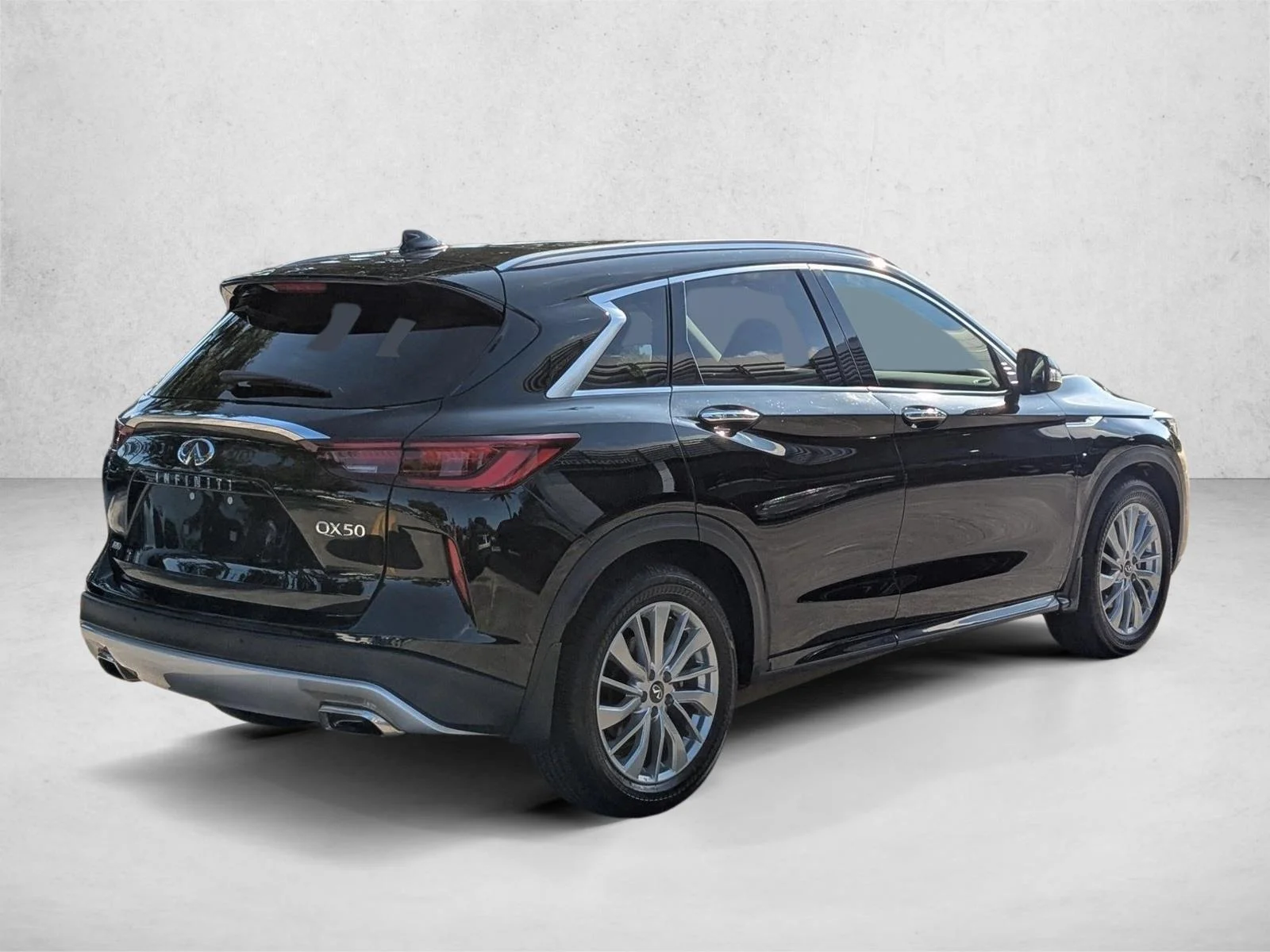 Used 2023 Black Obsidian INFINITI LUXE image 5