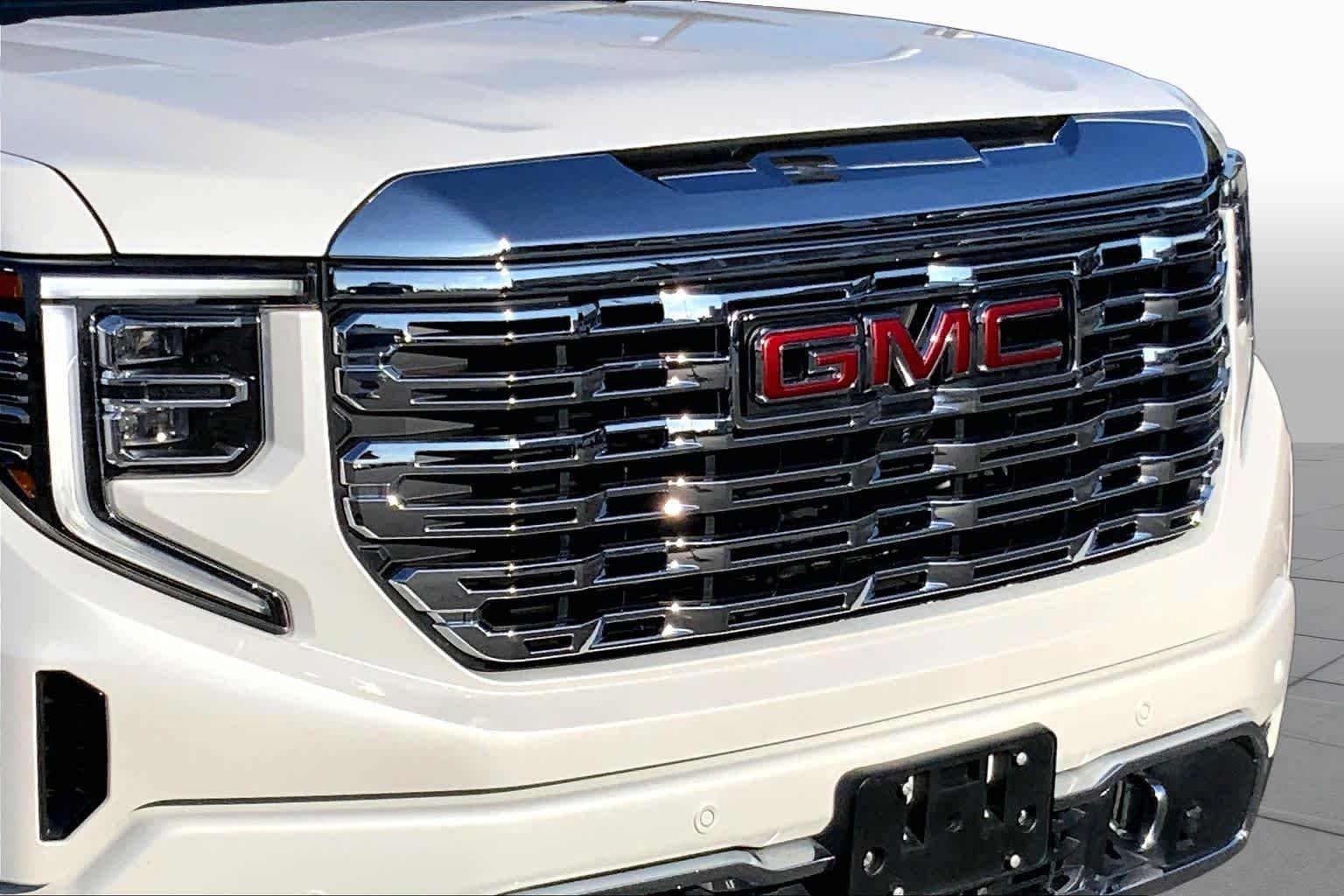Used 2024 White Frost Tricoat GMC Denali image 27