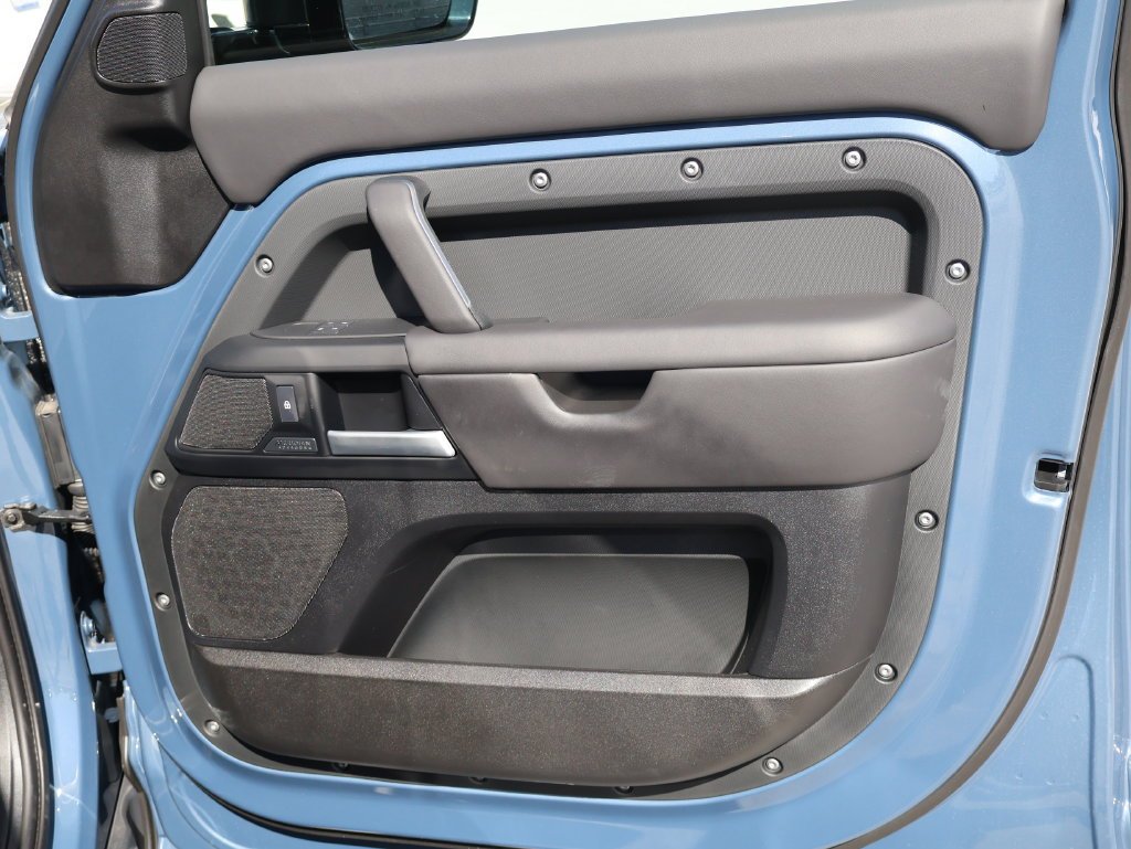 Used 2026 Tasman Blue Metallic Land Rover X-Dynamic SE image 11
