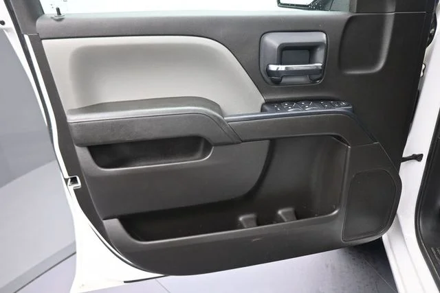 Used 2016 White Chevrolet Custom image 27