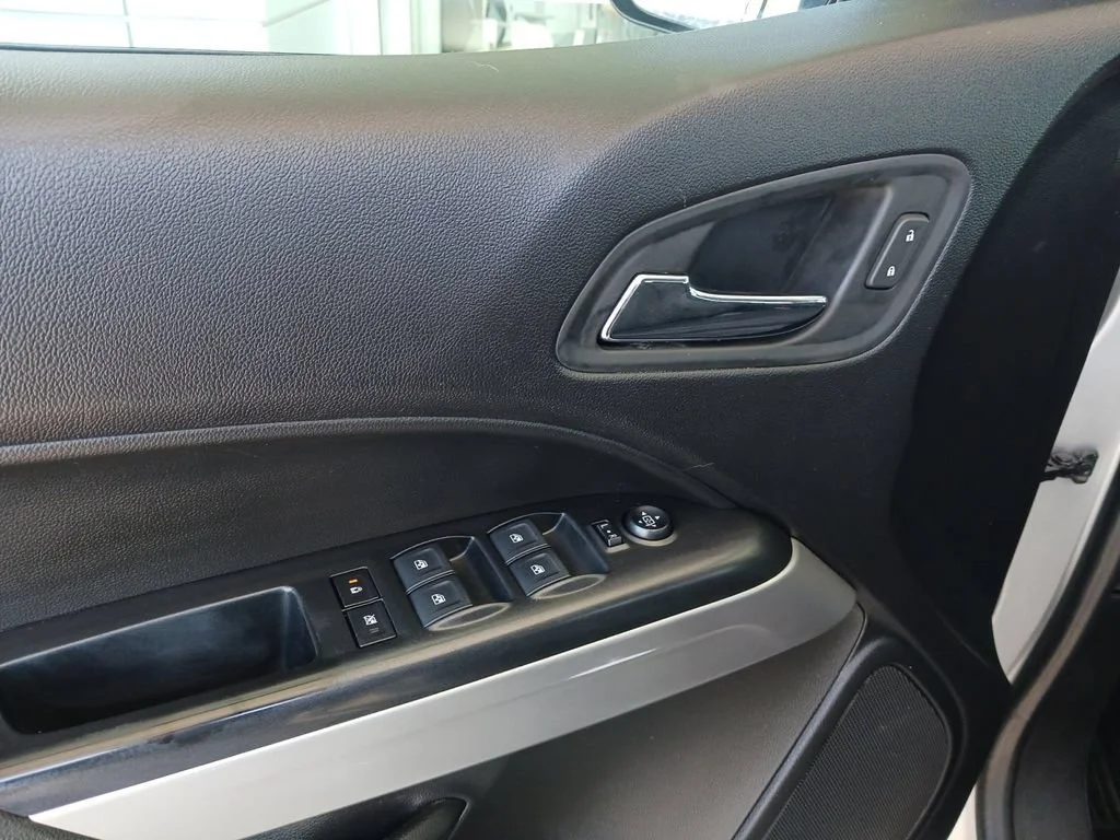 Used 2018 SILVER ICE METALLIC Chevrolet 4WD LT image 31