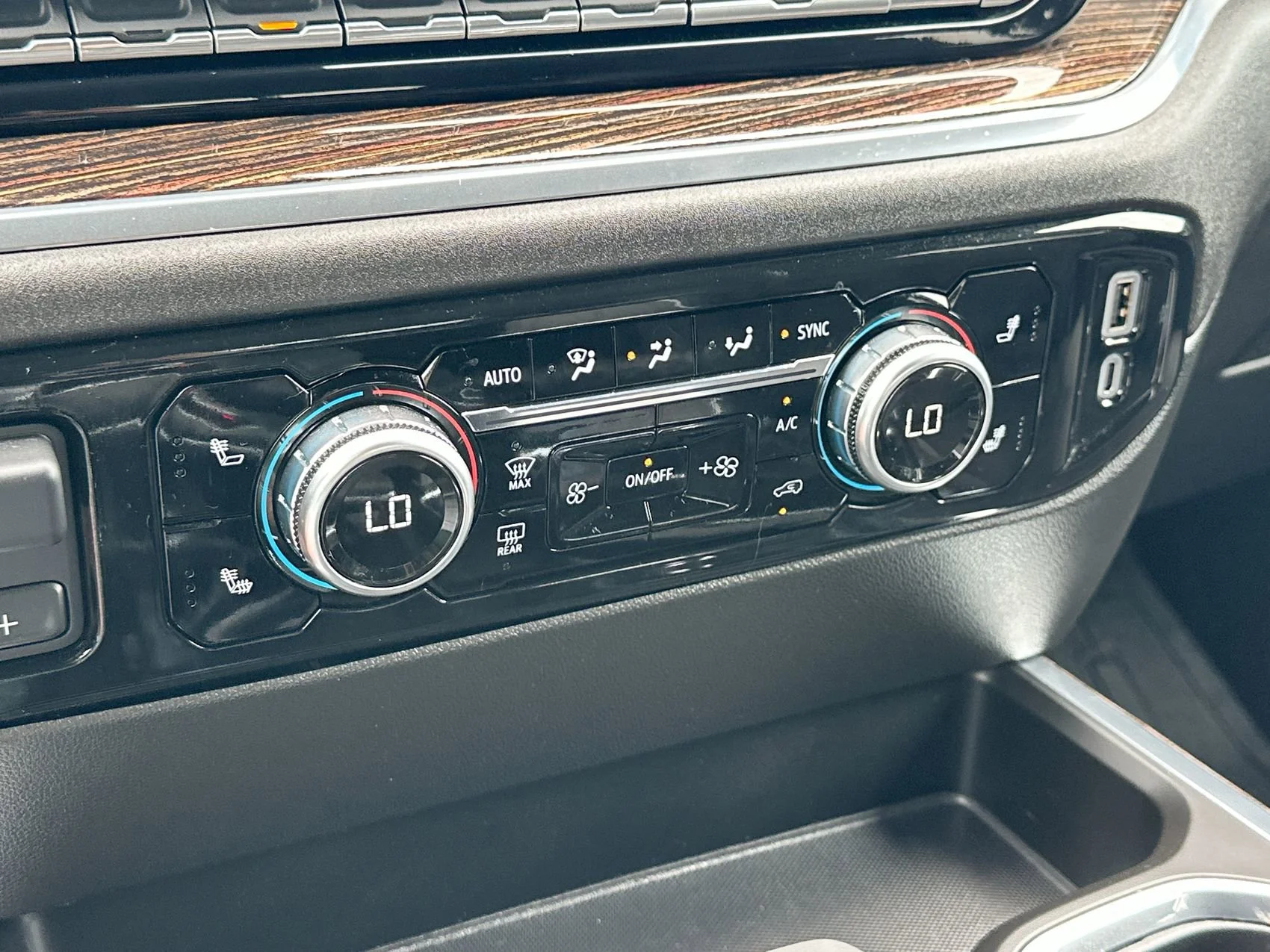 Used 2024 Summit White GMC Elevation image 19