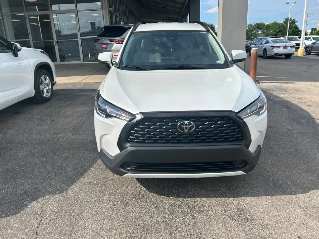 Used 2022 Pearl Toyota LE image 5