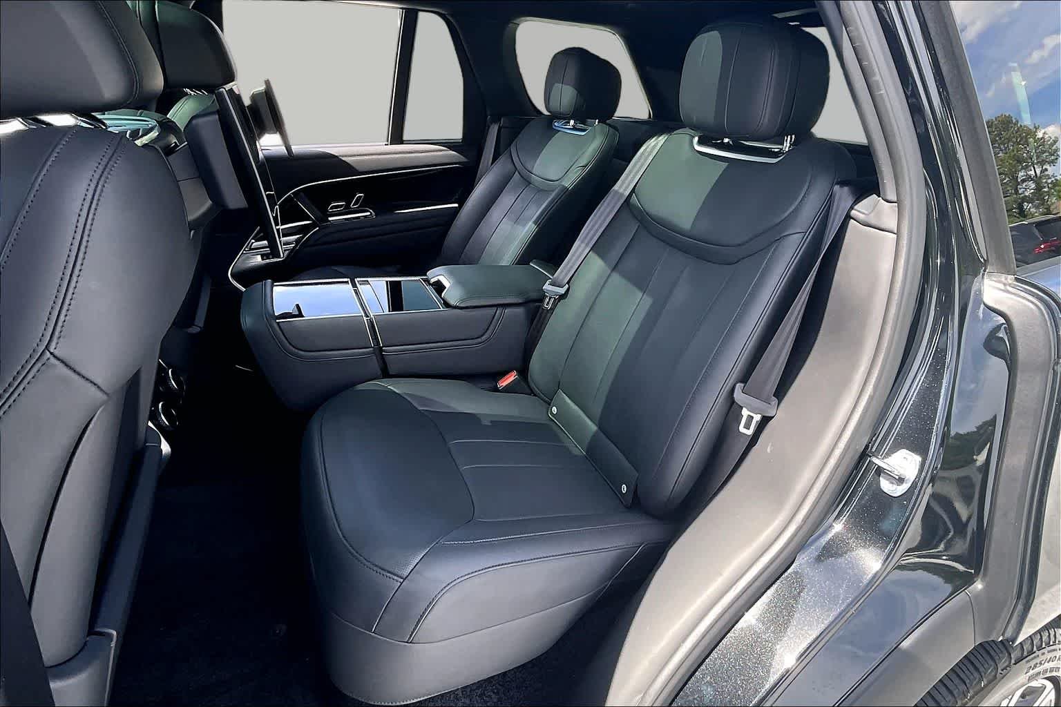 Used 2023 Ligurian Black SV Bespoke Ultra Metallic Sat Land Rover Autobiography image 20