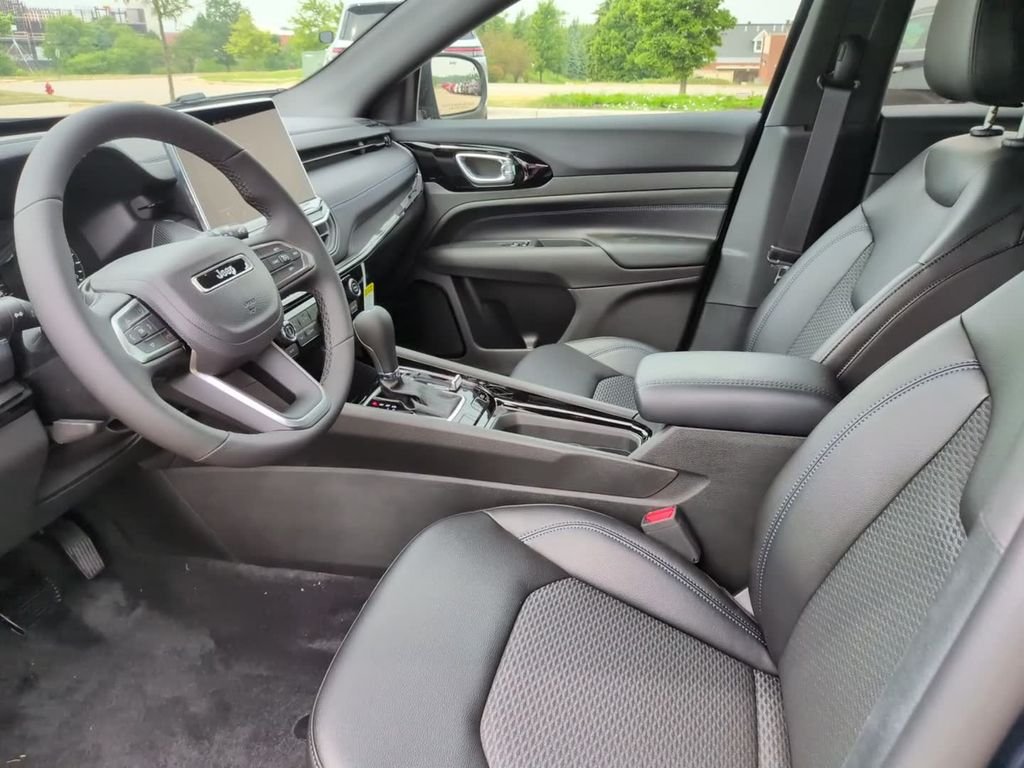 New 2026 Fathom Blue Pearl Coat Jeep Latitude image 17
