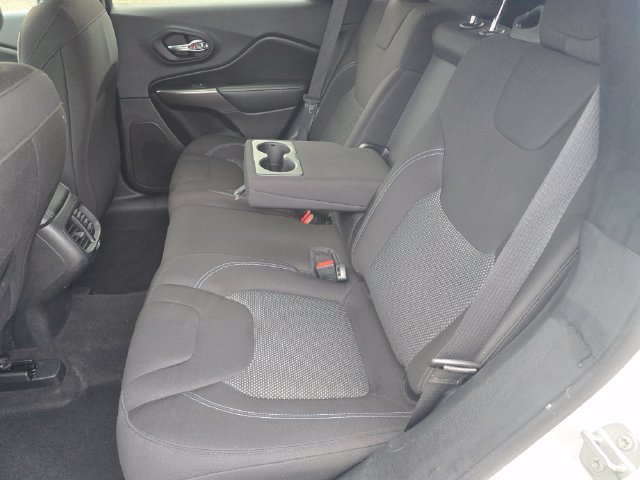 Used 2020 Bright White Clearcoat Jeep Latitude image 30