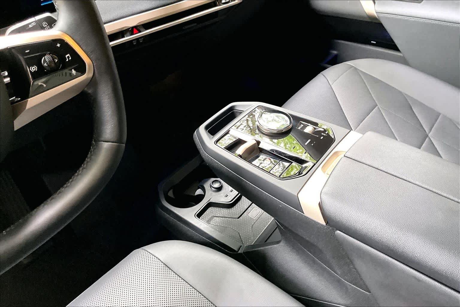 Used 2024 Alpine White BMW xDrive50 image 16
