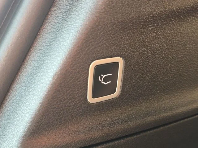Used 2025 White Chrysler Limited image 12