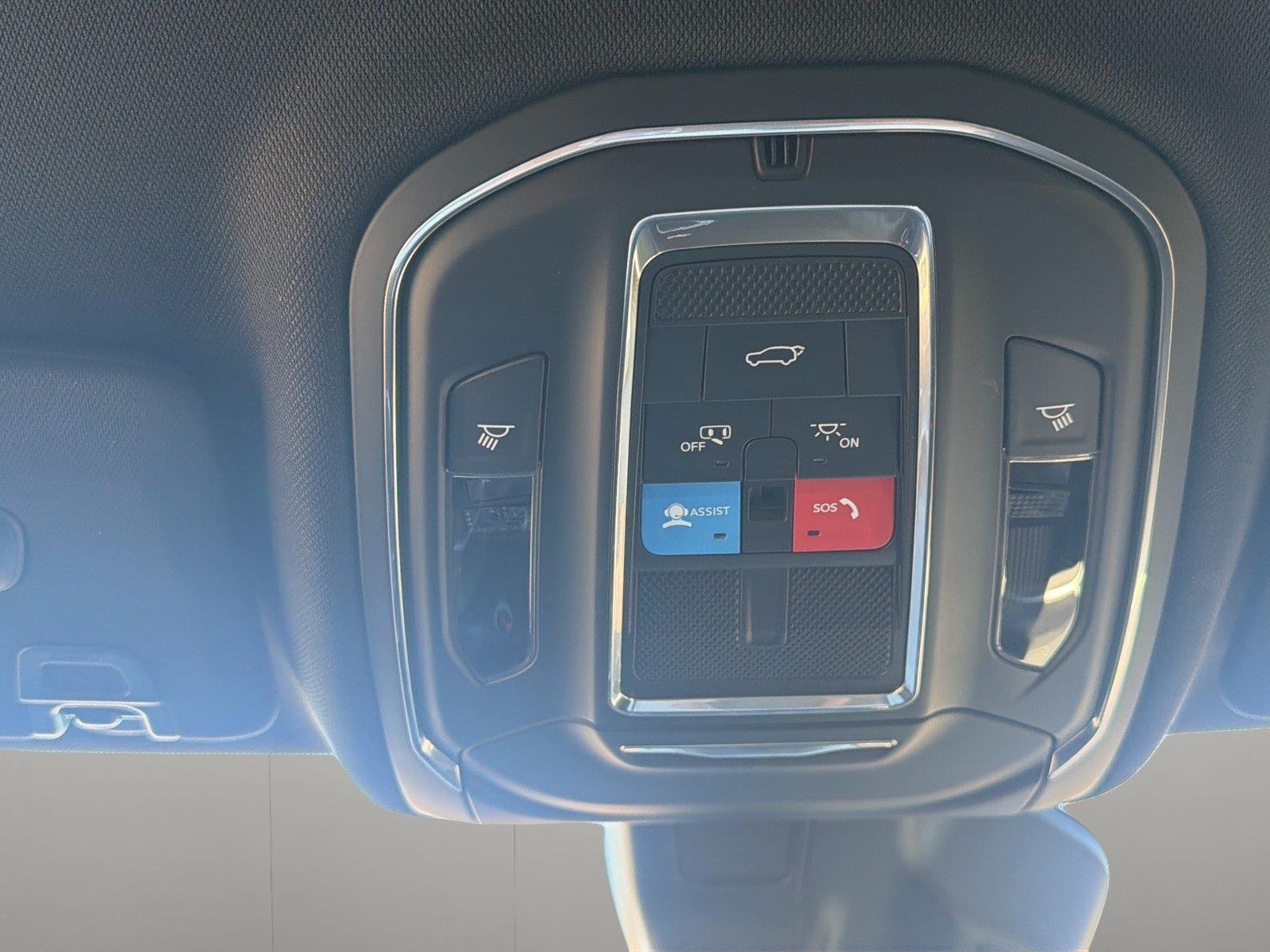 Used 2025  Jeep Limited image 27