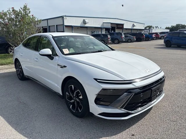 Used 2025 White Hyundai SEL image 3