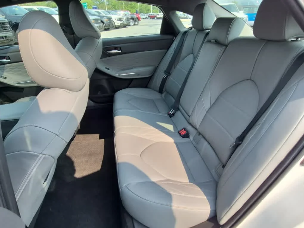 Used 2019 Wind Chill Pearl Toyota Limited image 7