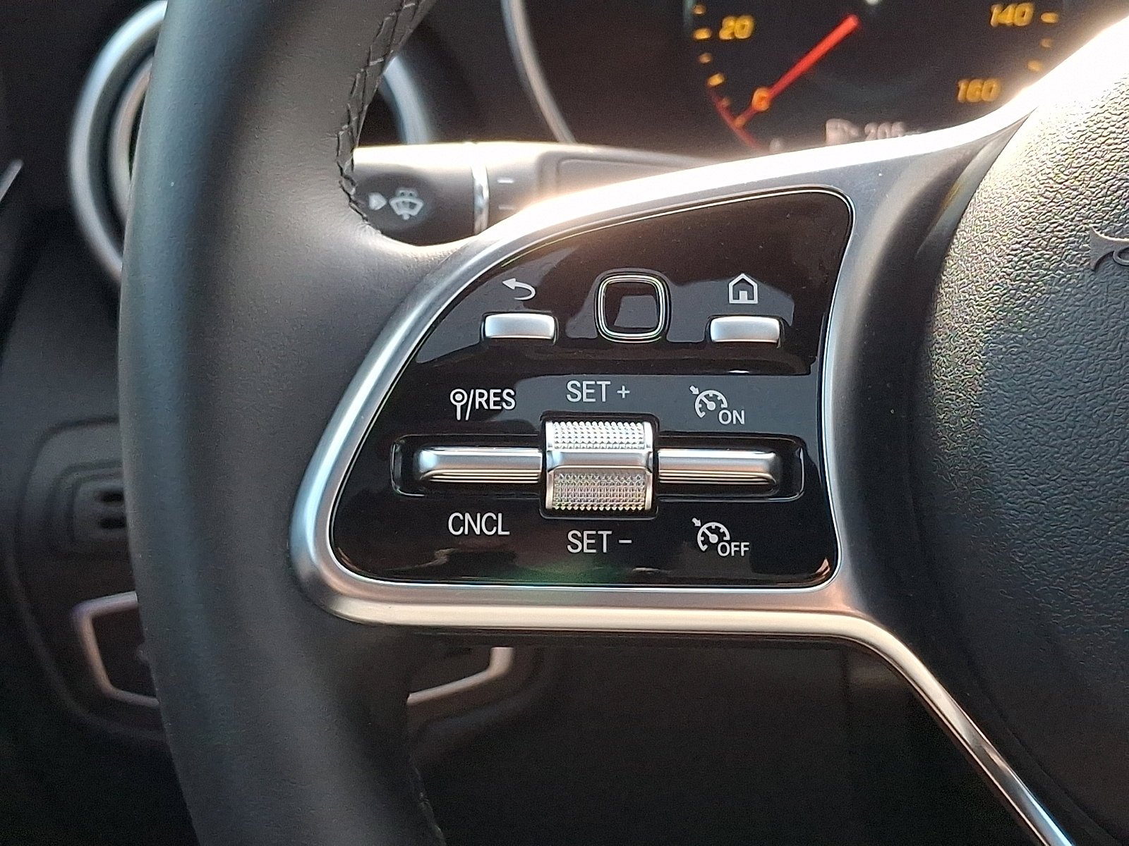 Used 2020 Graphite Grey Metallic Mercedes-Benz GLC 300 image 21