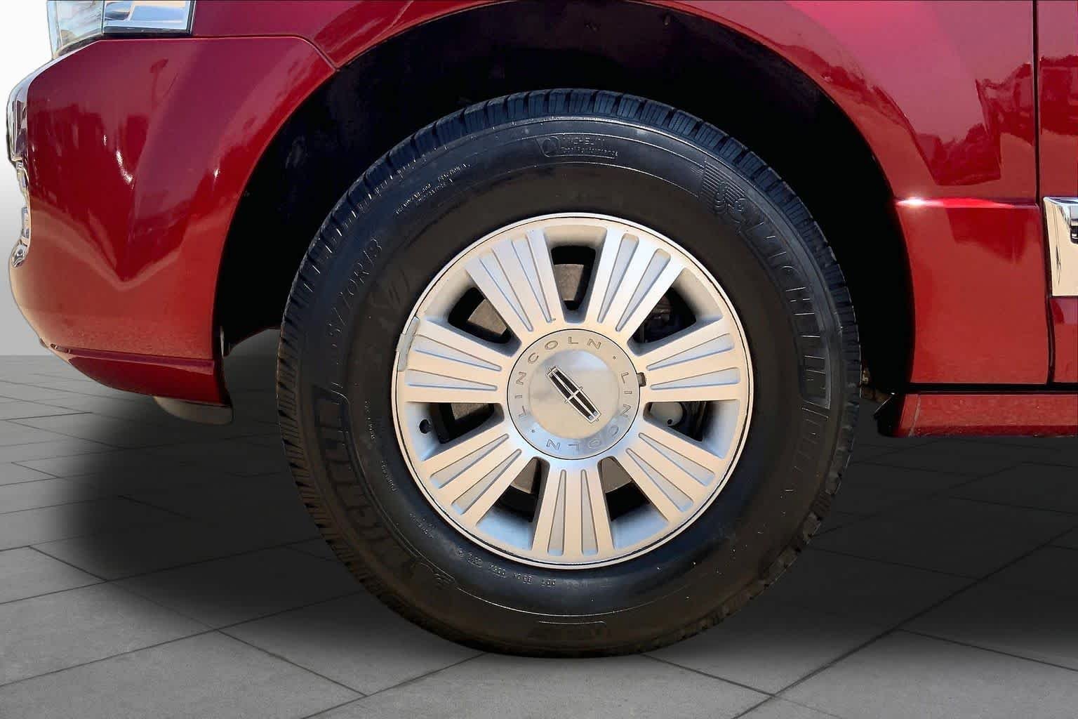 Used 2013 Ruby Red Metallic Tinted Clearcoat Lincoln  image 10