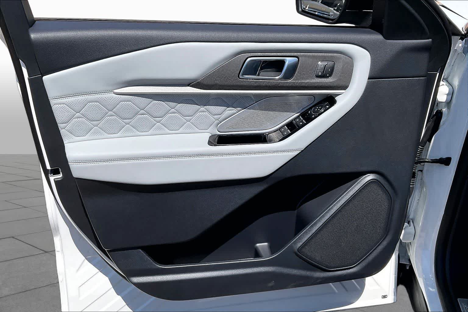 New 2026 Star White Metallic Tri-Coat Ford Platinum™ image 10