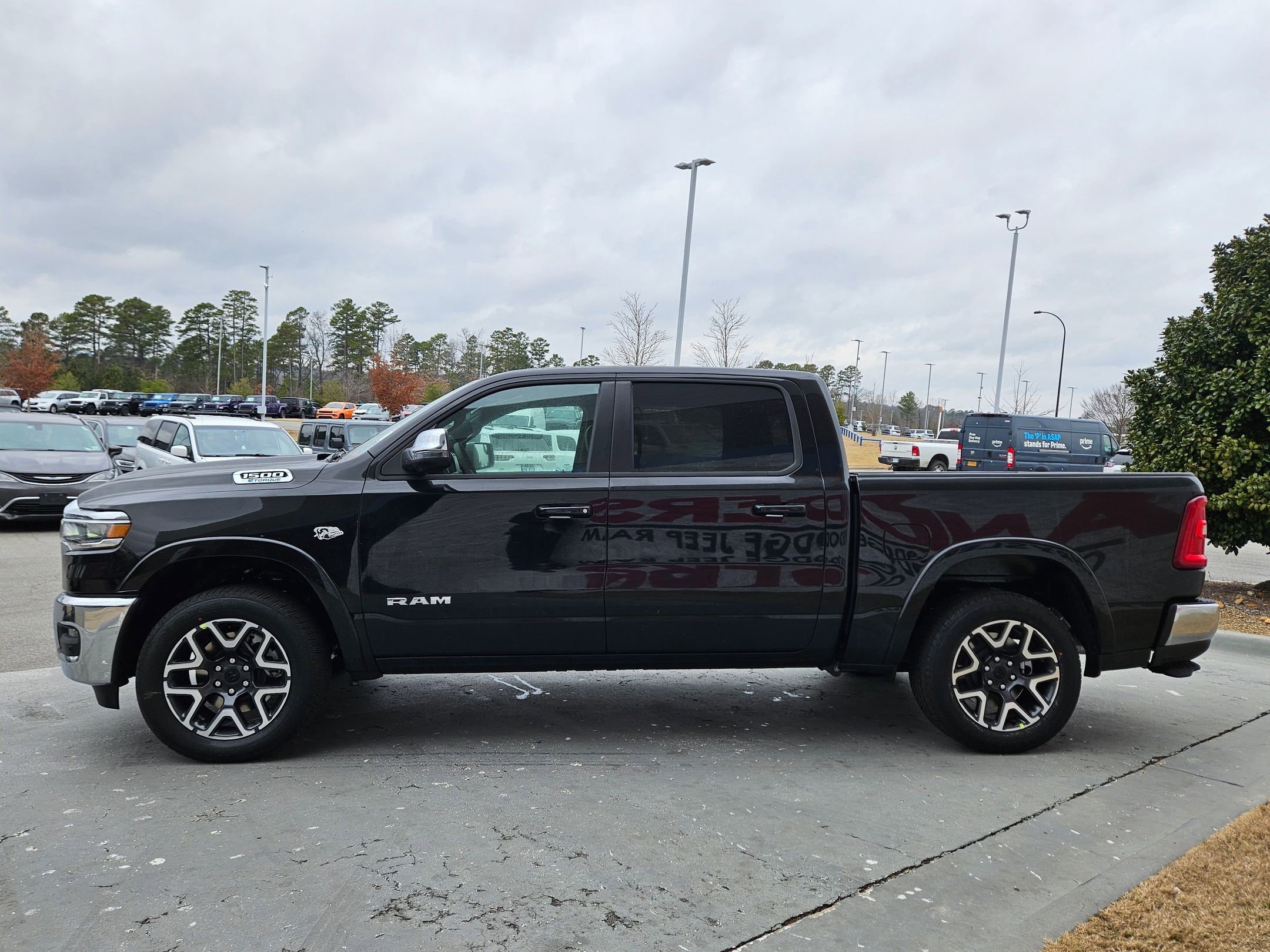 New 2026 Diamond Black Crystal Pearl-Coat Exterior Paint RAM Laramie image 4