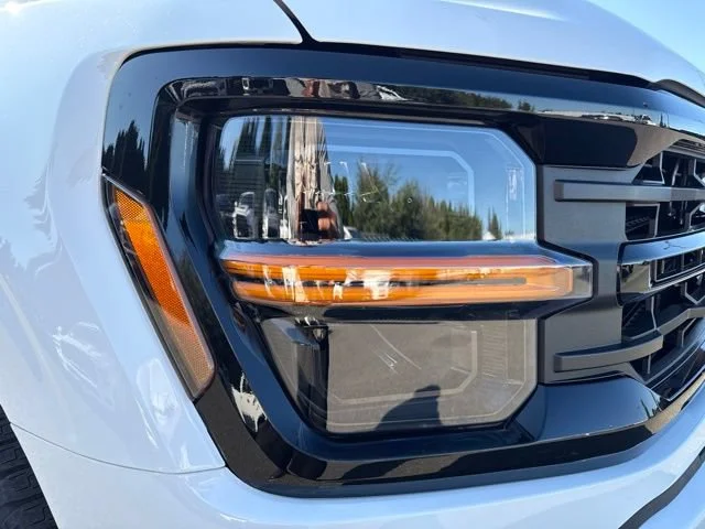 Used 2025 Oxford White Ford XLT image 9