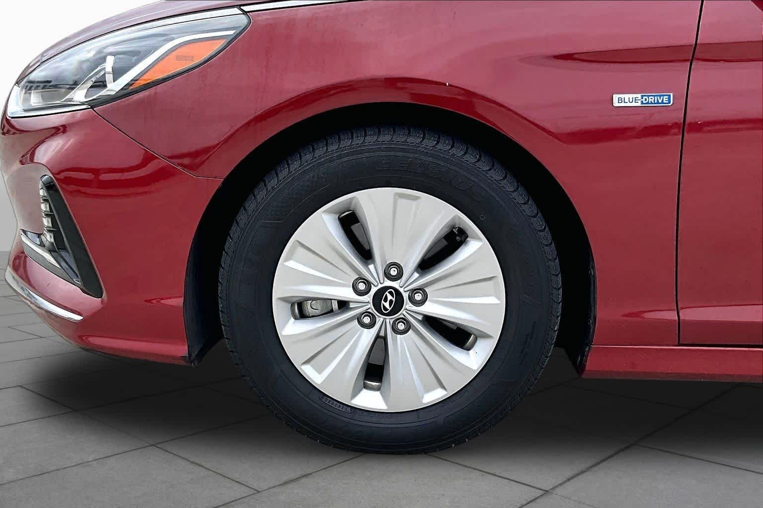 Used 2018 Cosmopolitan Red Hyundai SE image 10