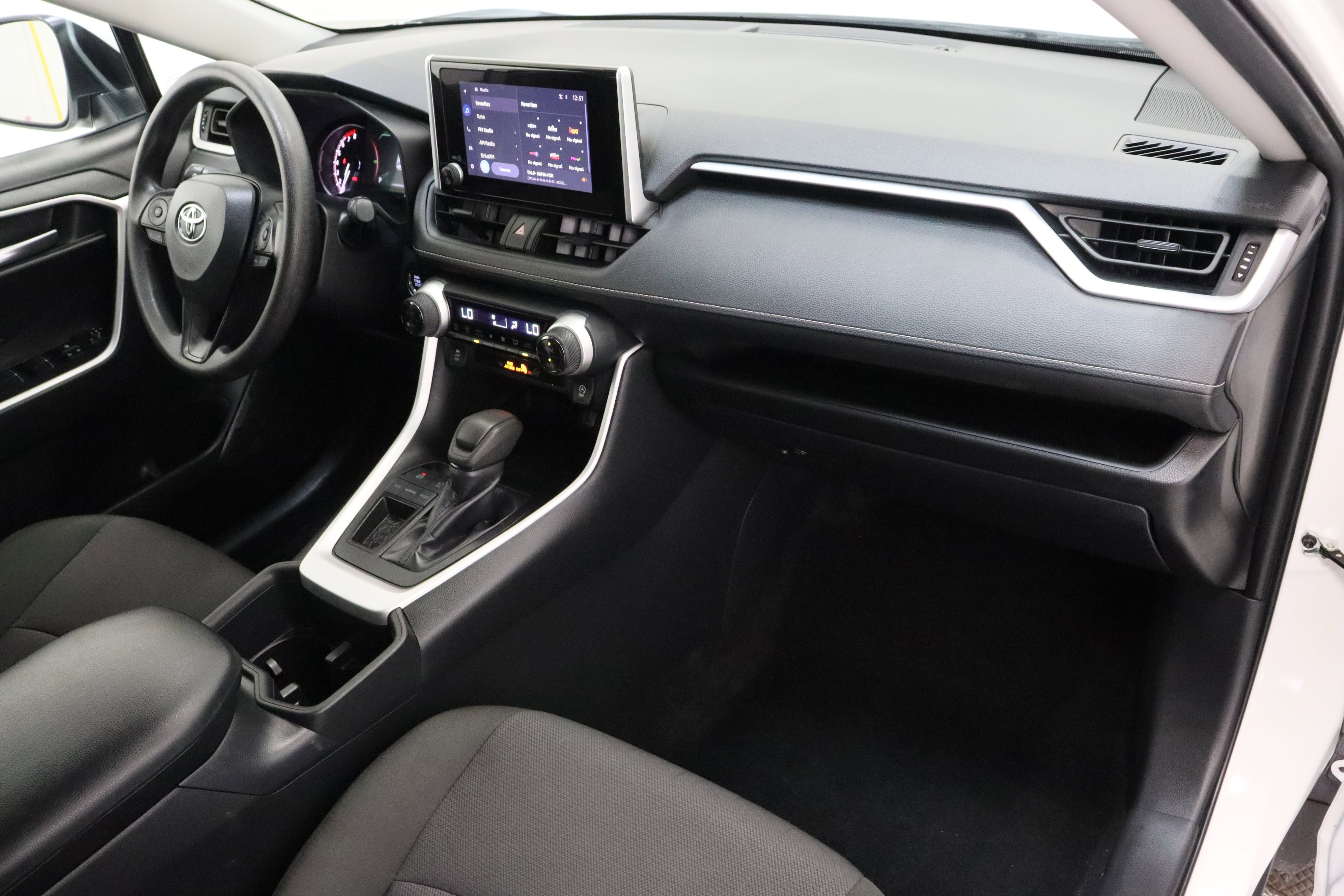 Used 2025 Ice Cap Toyota XLE 2.5L image 35