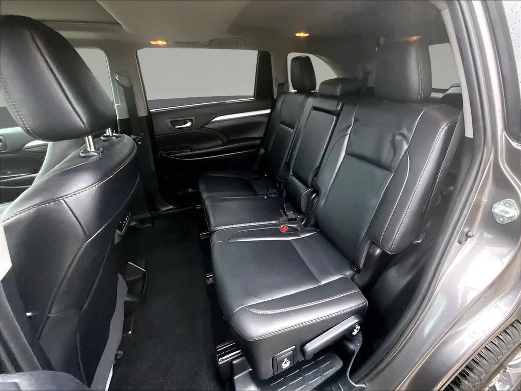 Used 2019 Gray Toyota XLE image 26