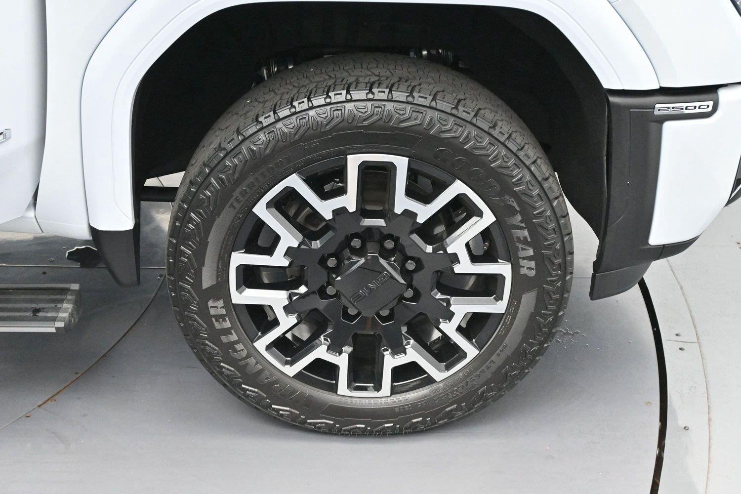 Used 2026 Glacier White Tricoat GMC Denali Ultimate image 39