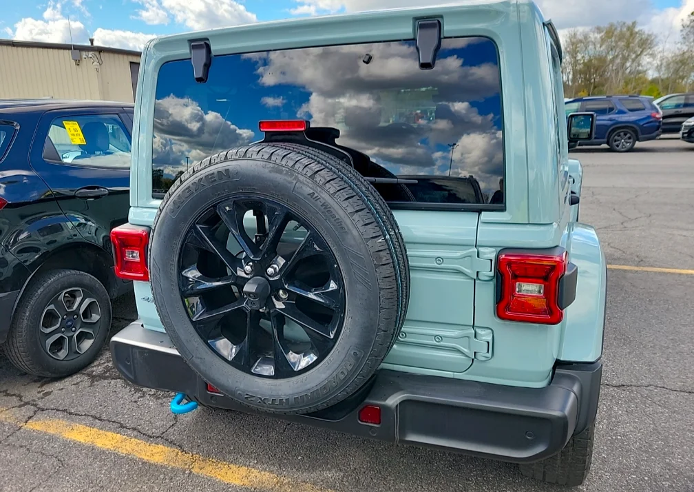 Used 2024  Jeep Sahara 4xe image 12