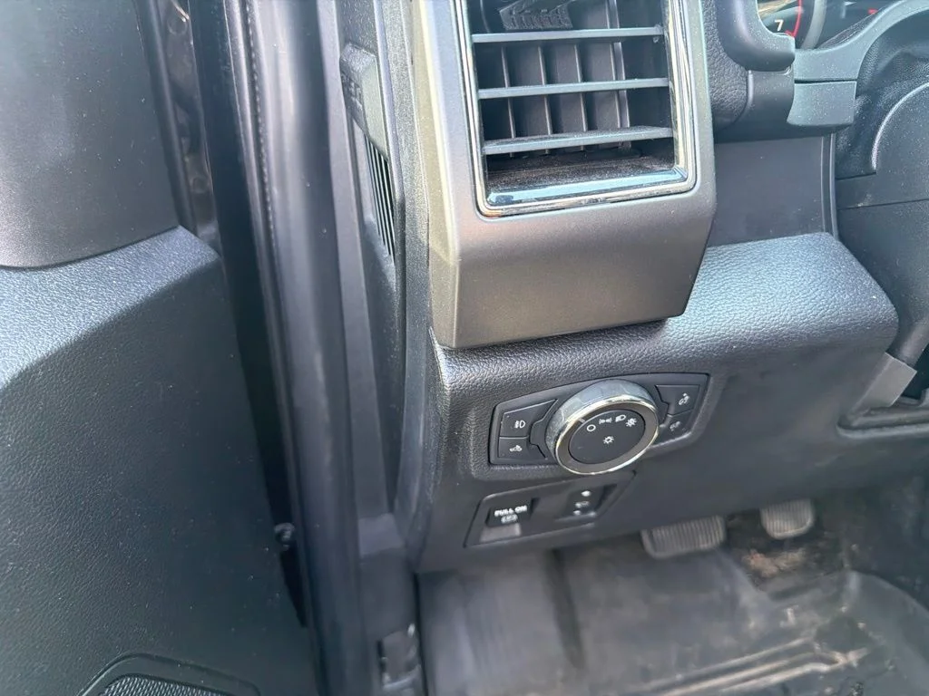Used 2020 Black Ford XLT image 18