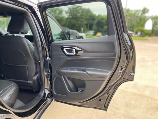 New 2026 Diamond Black Crystal Pearl-Coat Exterior Paint Jeep Latitude image 13