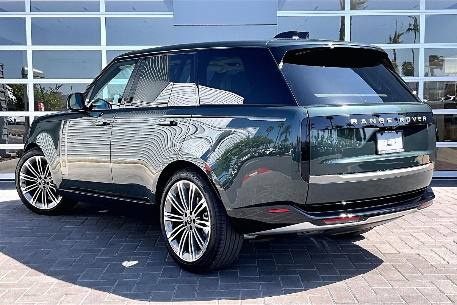 New 2027 Belgravia Green Land Rover SE image 3