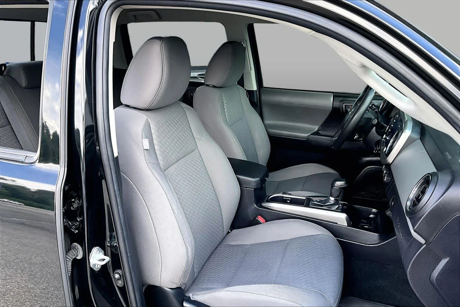 Used 2022 Midnight Black Metallic Toyota SR5 image 8