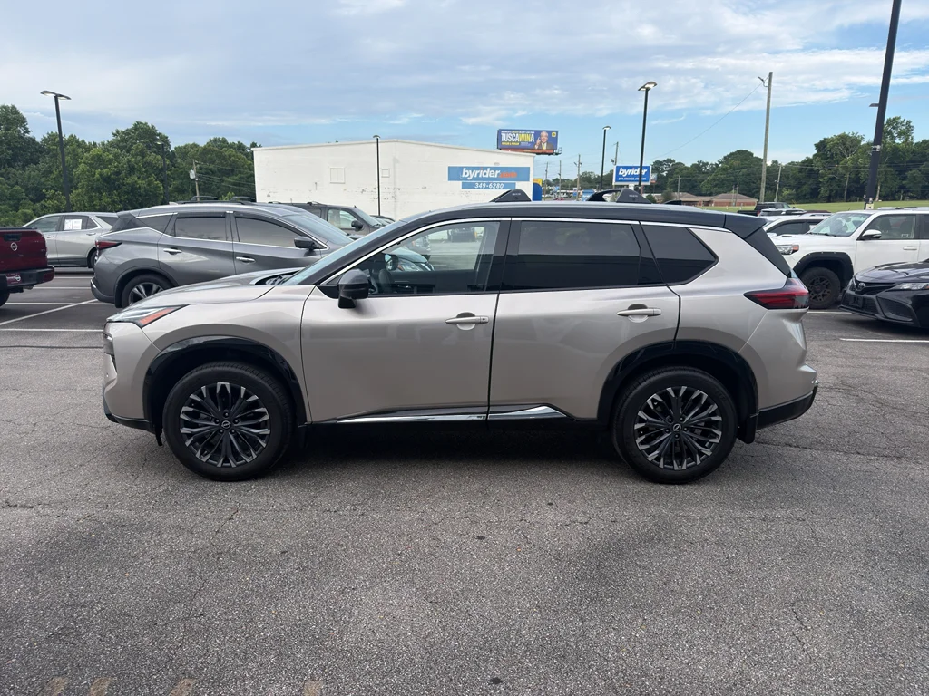 Used 2026 Champagne Silver Metallic/Super Black Nissan Platinum image 3