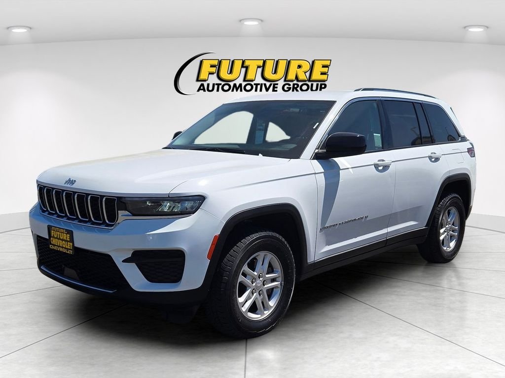 Used 2023 White Jeep Laredo image 8