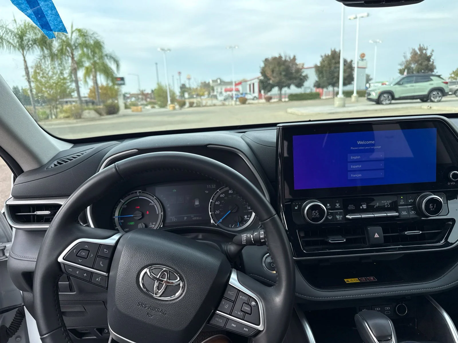Used 2025  Toyota Hybrid XLE image 18